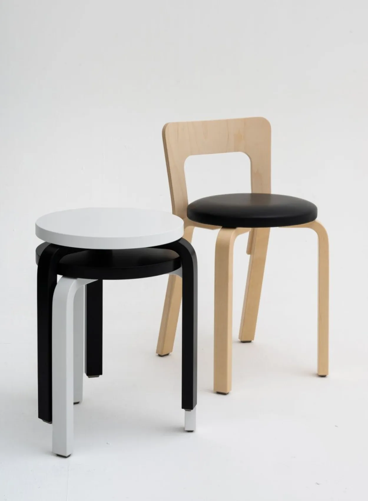 SUSAN BIJL Meubels^Chair 65, Legs Birch, Seat Black - Artek